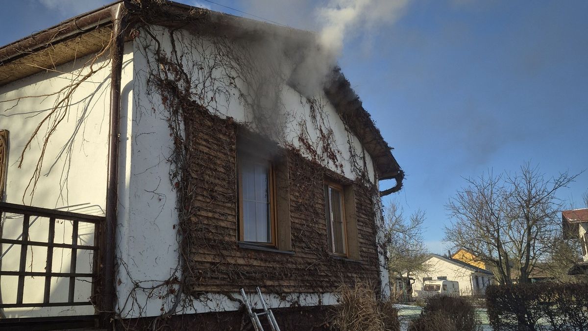 Na Vsetínsku hořelo v rodinném domě. Zraněného muže transportoval vrtulník do nemocnice